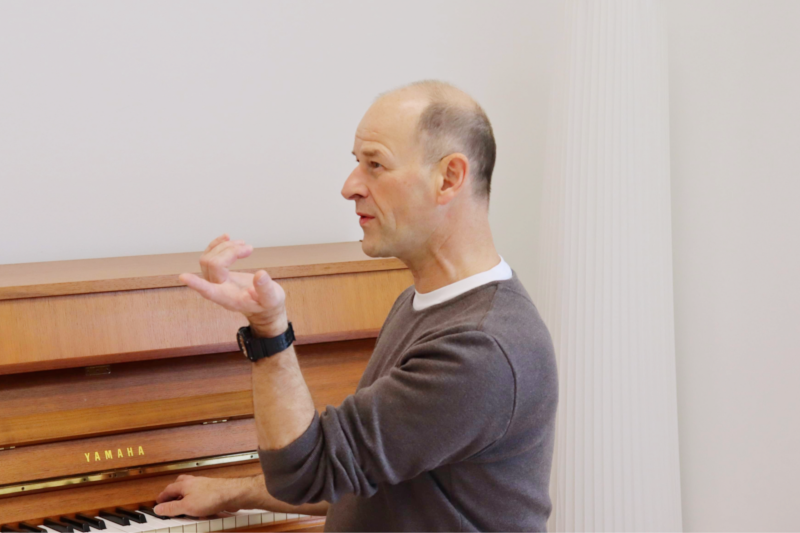 Logopädie für Profistimmen – Sven Hemprich am Klavier in der inton Praxis Lübeck